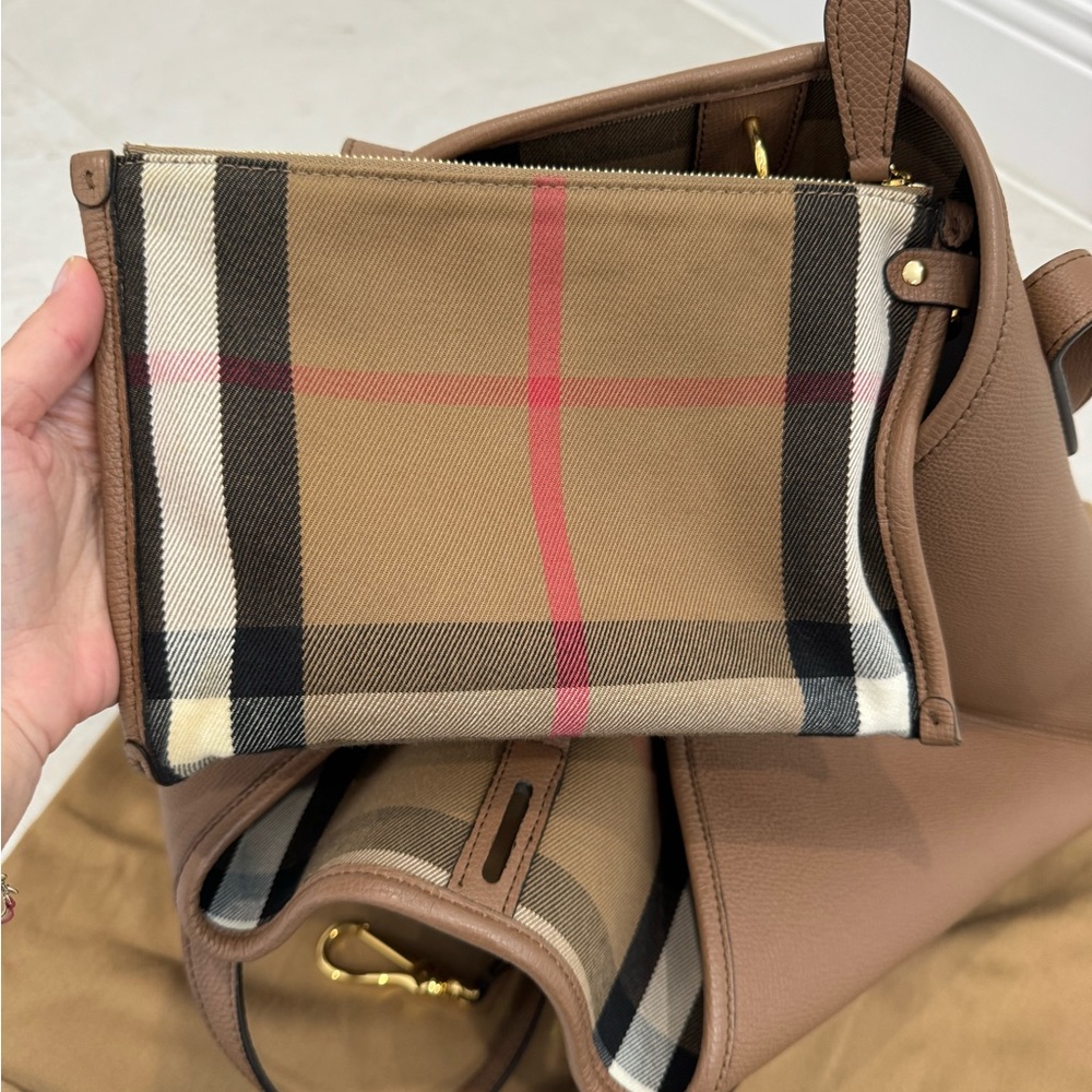 Burberry DERBY LEATHER MEDIUM HONEYBROOK TOTE - Picture 16 of 16